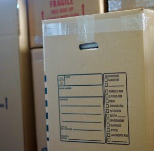 Transport mit Beiladung: Umzugskarton mit Beschriftungsfeld