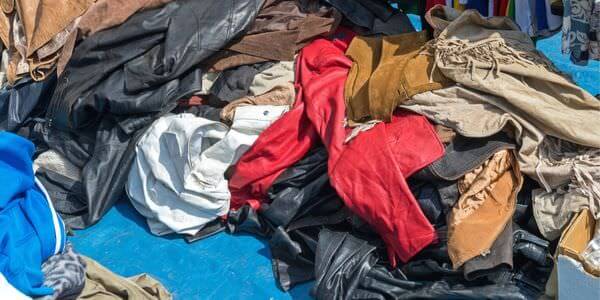 Entrümpelung in Weinheim: Berg aus Kleidung und Stoffen