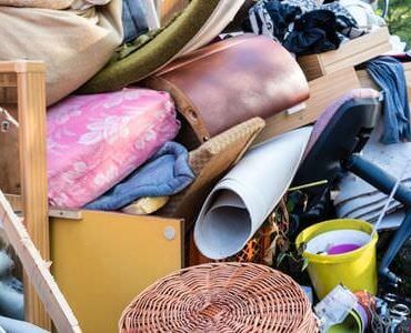 Haushaltsgerümpel Gerümpel und Haushaltsgegenstände auf einem Haufen