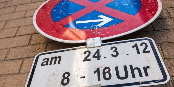 Mobiles Halteverbotsschild mit Zusatzschild für Datum und Uhrzeit – Halteverbotszone Weinheim
