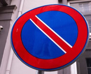 Halteverbotszone Weinheim Halteverbotsschild an einer Hauswand – Halteverbotszone Weinheim
