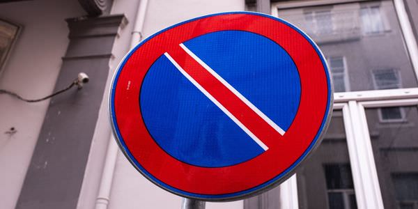 Halteverbotszone Weinheim: Halteverbotsschild an einer Hauswand