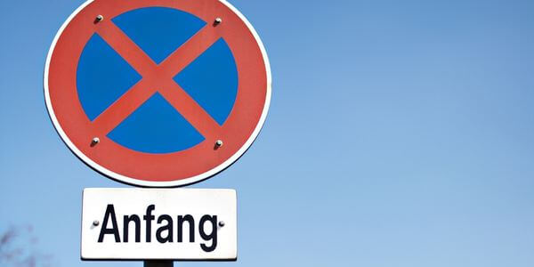 Halteverbotsschild mit Zusatzschild „Anfang“ – Halteverbotszone in Weinheim