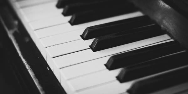 Schwarz-weiße Klaviertasten – Pianotransport