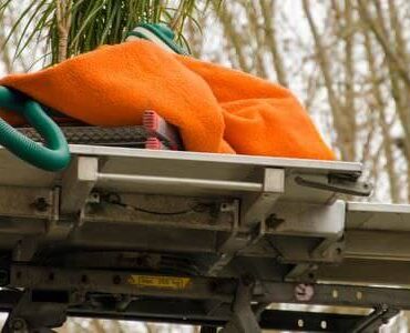 Möbellift in Weinheim Möbellift transportiert ein Bündel Bettzeug nach oben – Möbellift in Weinheim