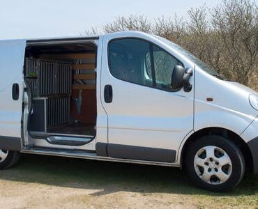 Transporter mieten in Weinheim Weißer Transporter mit geöffneter Schiebetür – Transporter mieten in Weinheim