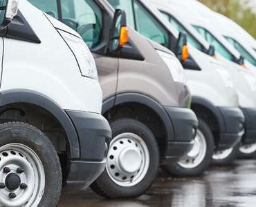 Transporter für den Umzug Transporter für den Umzug: Mehrere weiße Transporter nebeneinander
